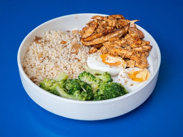 Imagen de Bowl de arroz integral, pollo, brócoli y huevo